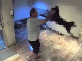 Maltrato animal: detuvieron a un hombre que estrelló a su perro contra el suelo 