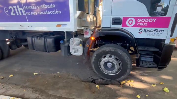 Godoy Cruz: se hundió el asfalto y un camión recolector quedó atrapado