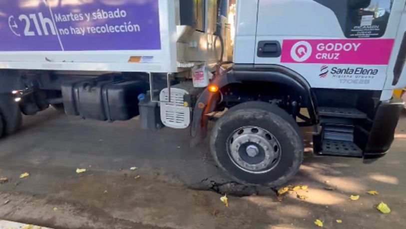 Godoy Cruz: se hundió el asfalto y un camión recolector quedó atrapado