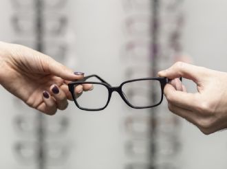 Advierten sobre los riesgos de comprar anteojos de leer sin consultar con especialistas 