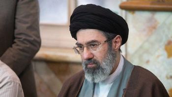 El líder de Irán advierte que su fuerza naval está lista para infligir “nuevas derrotas” a EE UU