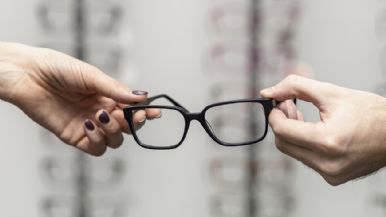 Foto iliustrativa de  Advierten sobre los riesgos de comprar anteojos de leer sin consultar con especialistas 
