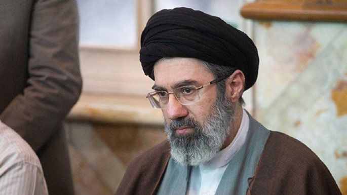 El líder de Irán advierte que su fuerza naval está lista para infligir “nuevas derrotas” a EE UU