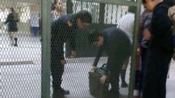 Recomendación a docentes: "intente incapacitar al agresor con la mayor agresividad, improvise armas"