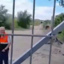 Denuncian que una minera tapó el acceso a un arroyo y cerró un camino público 