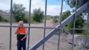 Denuncian que una minera tapó el acceso a un arroyo y cerró un camino público 