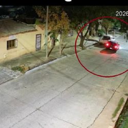 Impactante video: chocó a una camioneta estacionada y se dio a la fuga en Maipú