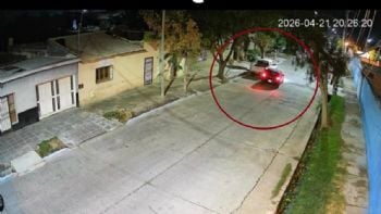 Impactante video: chocó a una camioneta estacionada y se dio a la fuga en Maipú