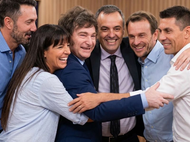 Milei irá al Congreso con Adorni