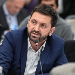 Un diputado le recordó a Adorni que antes de ser funcionario sacó un traje en cuotas: “Qué rápido se acostumbró a ser casta” 