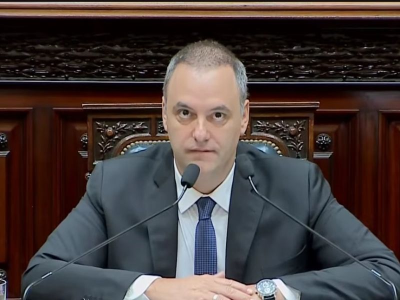 El informe sobre el patrimonio de Manuel Adorni presente inconsistencias 