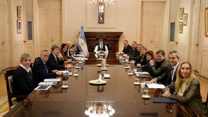 Pese al escándalo, Milei dio una nueva señal de apoyo a Adorni 