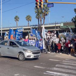 Movimientos sociales protestaron en el nudo vial por la eliminación de planes