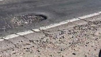 Video: un bache peligroso pone en riesgo a motociclistas a la altura de Fray Luis Beltrán