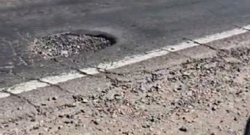 Video: un bache peligroso pone en riesgo a motociclistas a la altura de Fray Luis Beltrán