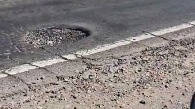 Video: un bache peligroso pone en riesgo a motociclistas a la altura de Fray Luis Beltrán