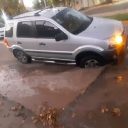 Una camioneta quedó atrapada en medio de un socavón cerca del Polo TIC