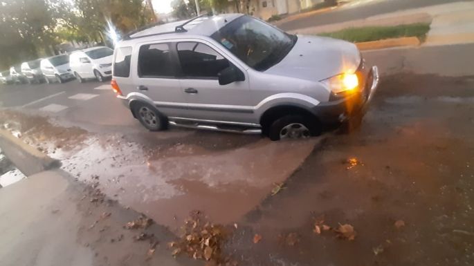 Una camioneta quedó atrapada en medio de un socavón cerca del Polo TIC