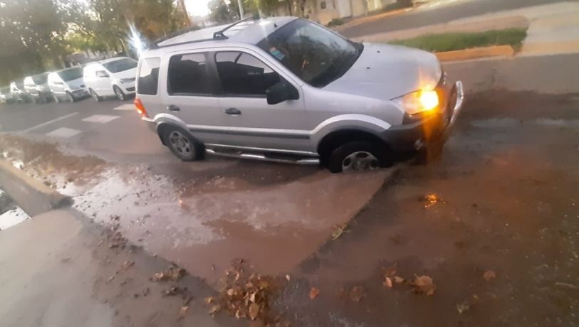 Una camioneta quedó atrapada en medio de un socavón cerca del Polo TIC