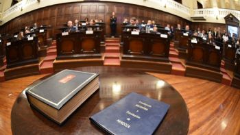 Cornejo promulgó la ley de autonomía municipal y habrá plesbiscito