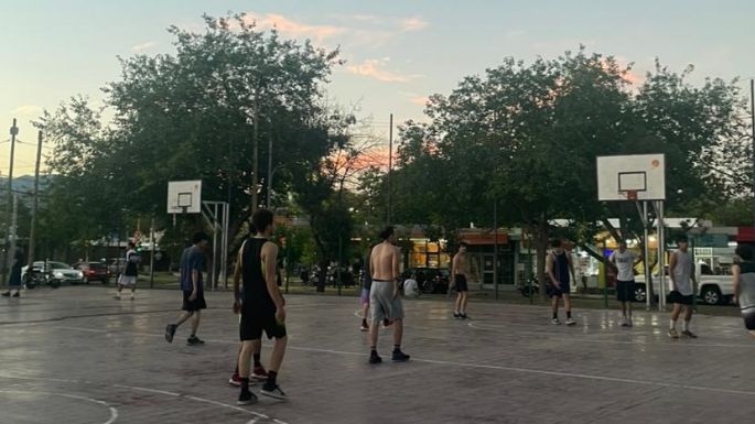 La manzana que es naranja en Dorrego Street