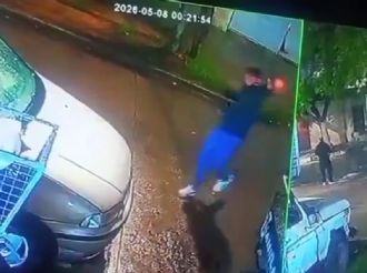 Un adolescente disparó contra la casa de un compañero de escuela: "Hay balas para todos"