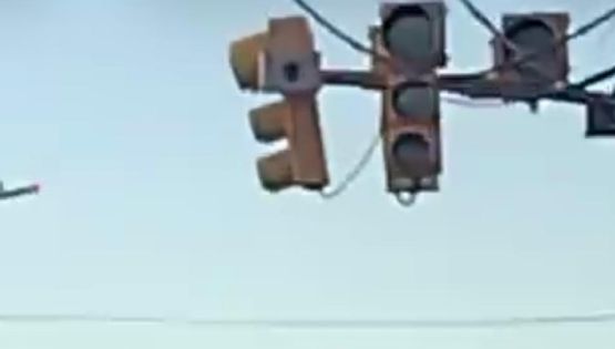Vecinos de Godoy Cruz reclaman por un semáforo intermitente que genera peligro en una esquina clave