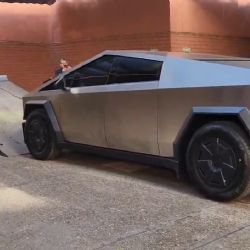 Una grúa se llevó el Tesla del diputado libertario 
