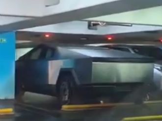 Un diputado libertario llegó al Congreso manejando un Tesla: "Con la mía"
