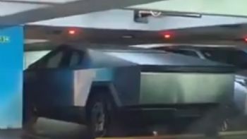 Un diputado libertario llegó al Congreso manejando un Tesla: "Con la mía"