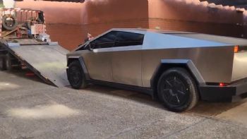 Una grúa se llevó el Tesla del diputado libertario 