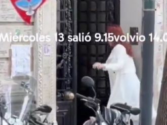 Se viralizó un video que muestra a Cristina Kirchner salir de su departamento