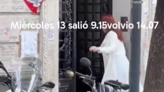 Se viralizó un video que muestra a Cristina Kirchner salir de su departamento