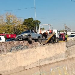 Una camioneta quedó al borde del cacique Guaymallén 