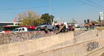 Una camioneta quedó al borde del cacique Guaymallén 