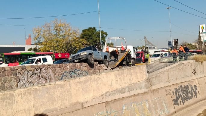 Una camioneta quedó al borde del cacique Guaymallén 