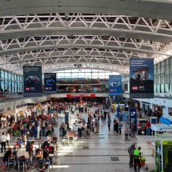Sigue en caída la cantidad de argentinos que viajan al exterior 
