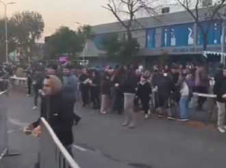 Vecinos de Avellaneda “saquearon” un sándwich gigante de matambre a la pizza