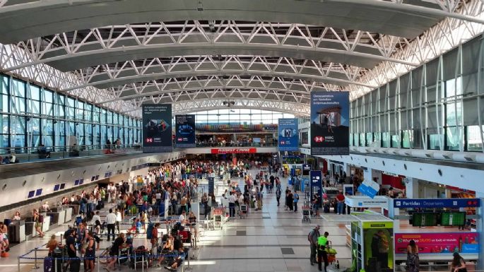 Sigue en caída la cantidad de argentinos que viajan al exterior 