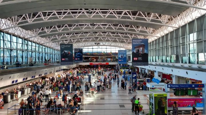 Sigue en caída la cantidad de argentinos que viajan al exterior 