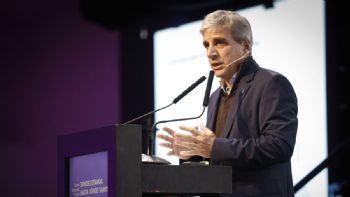 Caputo: “La economía se va a llevar puesta a la política” 