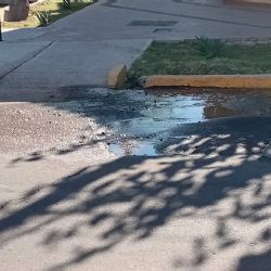 Malestar en Guaymallén: una pérdida de agua que lleva semanas está destruyendo el asfalto