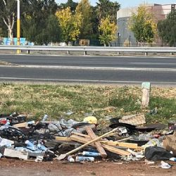 Vecinos denuncian acumulación de basura en la lateral del Acceso Sur