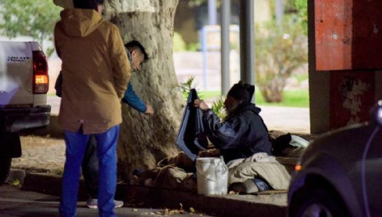 Luchar contra el frío: la cruda realidad de las personas en situación de calle en Mendoza