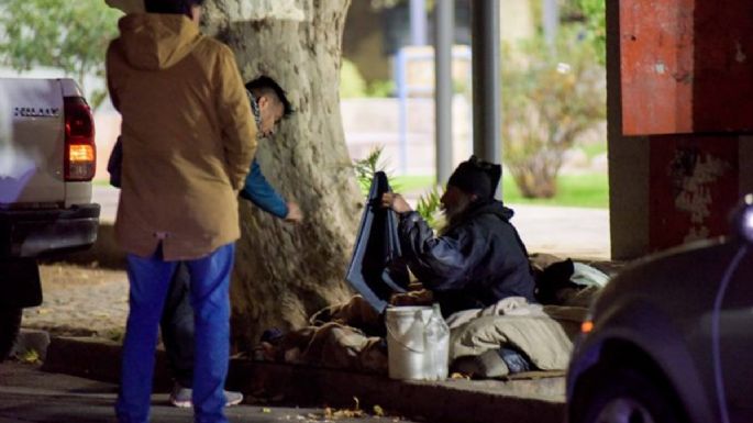 Luchar contra el frío: la cruda realidad de las personas en situación de calle en Mendoza