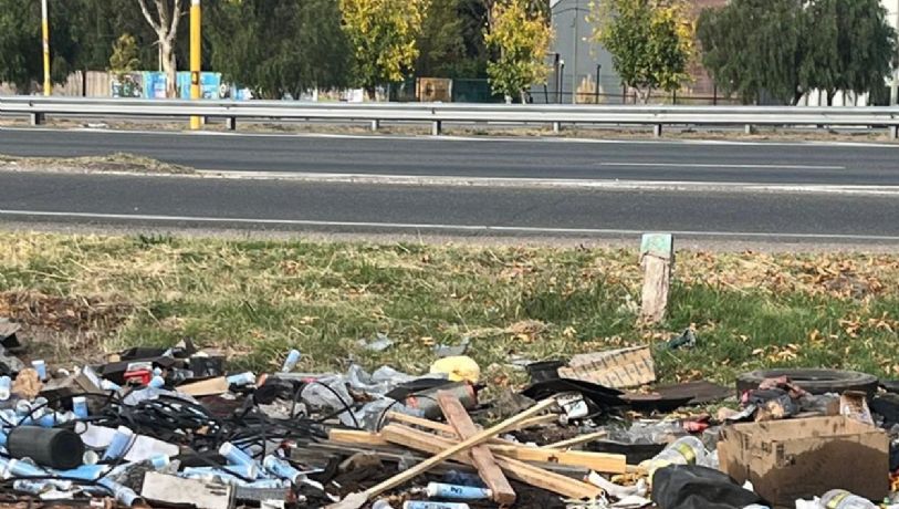 Vecinos denuncian acumulación de basura en la lateral del Acceso Sur