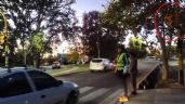 Foto ilustrativa de la nota titulada: Peligro en el Corredor del Oeste: un semáforo roto obliga a un celador a dirigir el tránsito