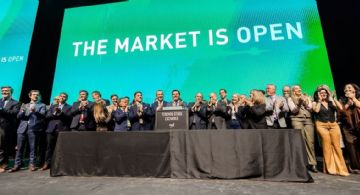 Orrego tocó la campana del mercado bursátil de Toronto, que quiere financiar a la minería