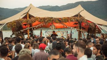 La "Banda de los mendocinos" de Arsat, fiestas electrónicas y Dique Potrerillos