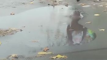 Video: una pérdida de agua que lleva un mes está hundiendo el asfalto